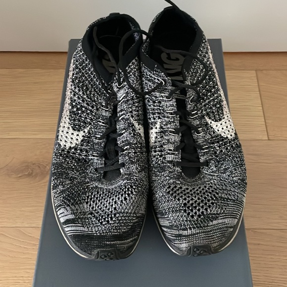 Nike Flyknit Oreo Sneakers - Picture 5 of 6